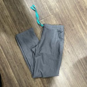 Yola Skinny scrub pants in Graphite by Figs